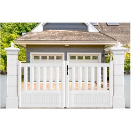 Portail battant PVC standard ETRETAT blanc (présenté en ambiance)